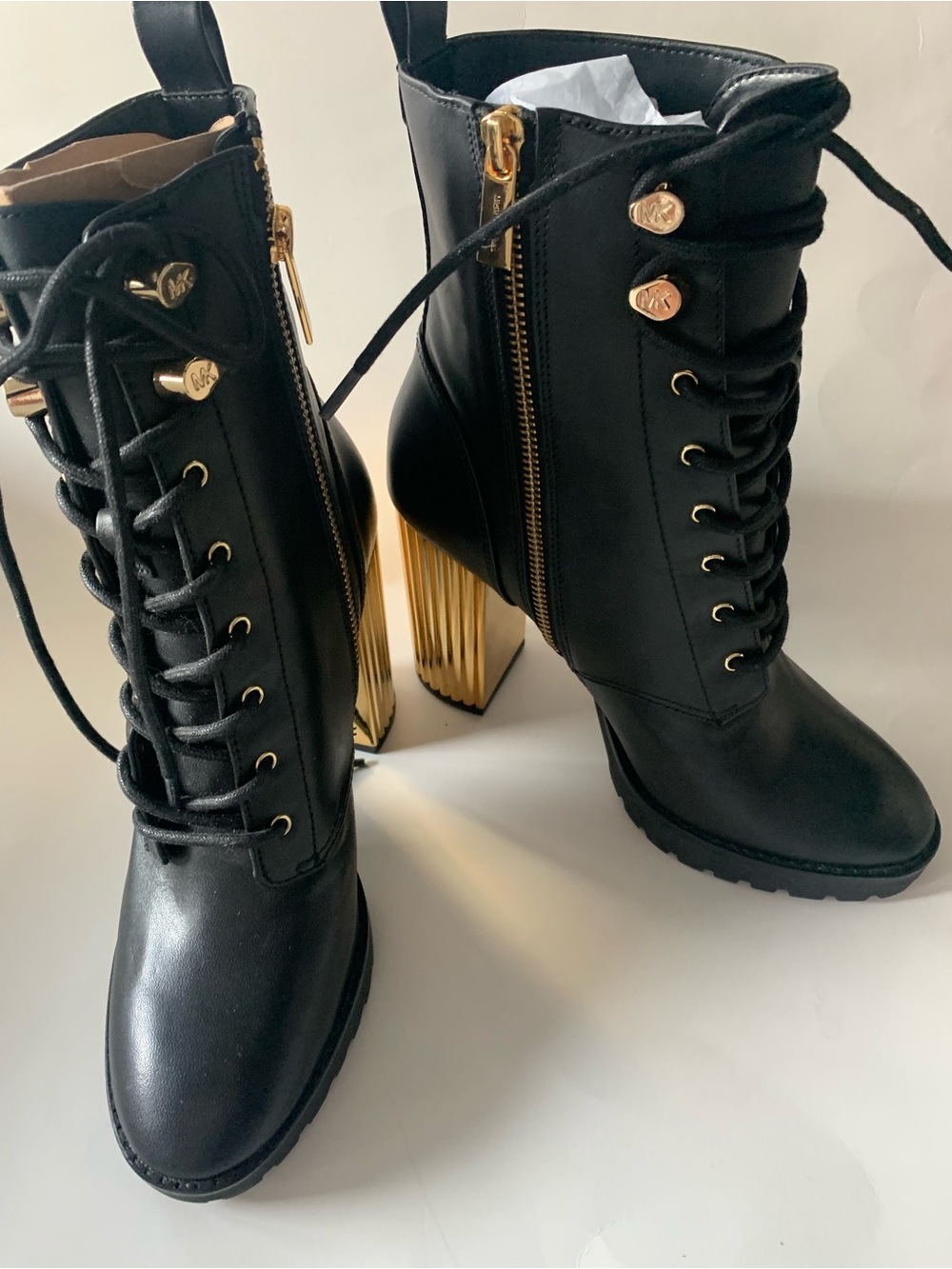 New Michael Kors Leather Lace-Up Ankle Boot with Gold Block Heel Size 7 M - Picture 2 of 6